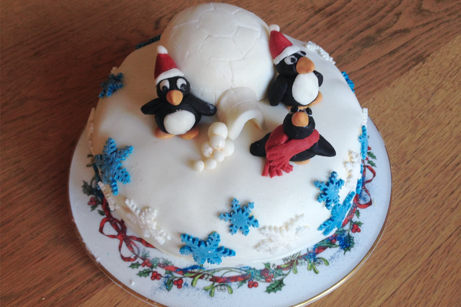 40 Beautiful Christmas Cake Decoration Ideas from top designers